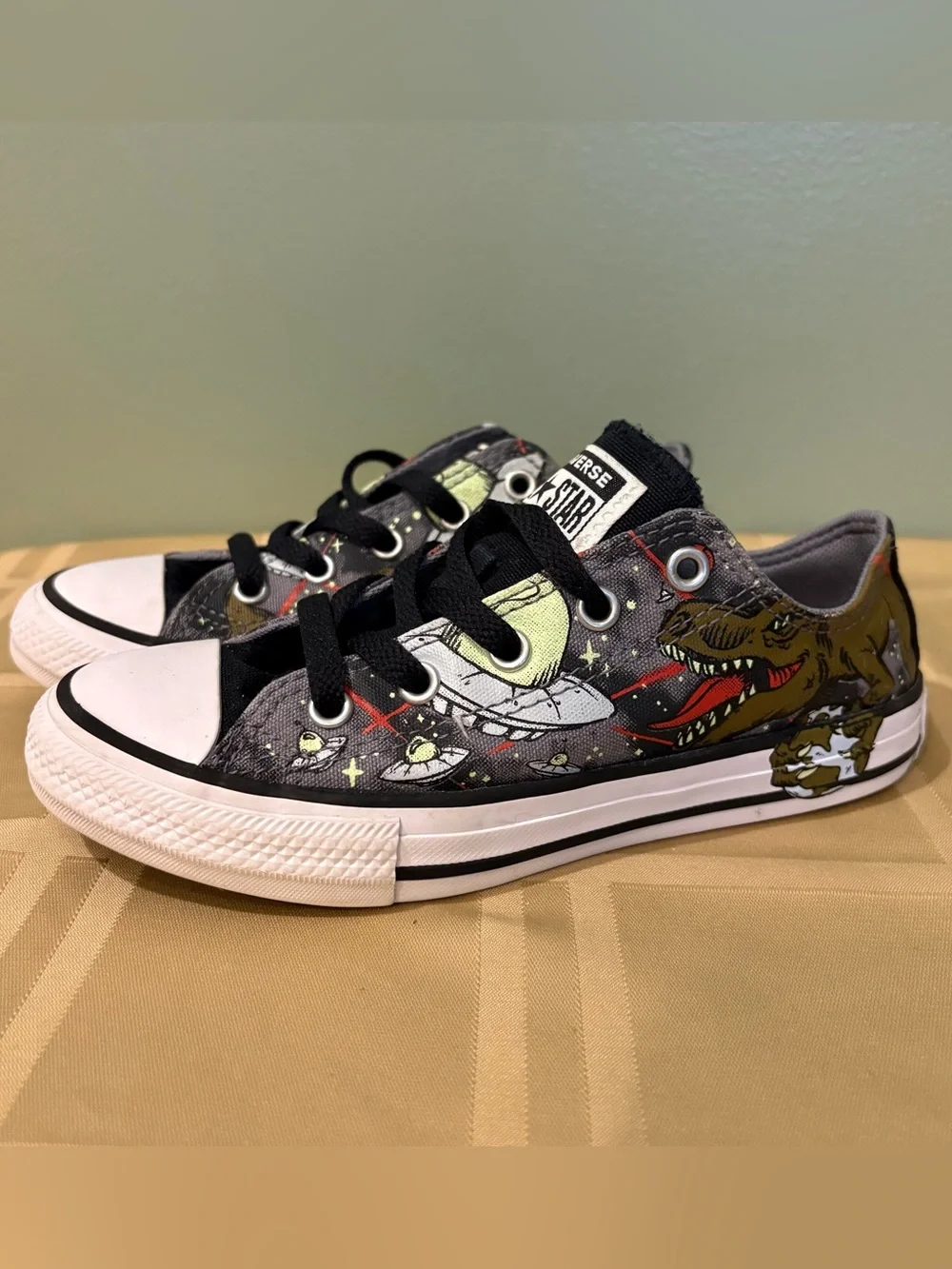 Converse Dinoverse kids size 1 low top dinosaur space planets t-Rex sneaker shoe